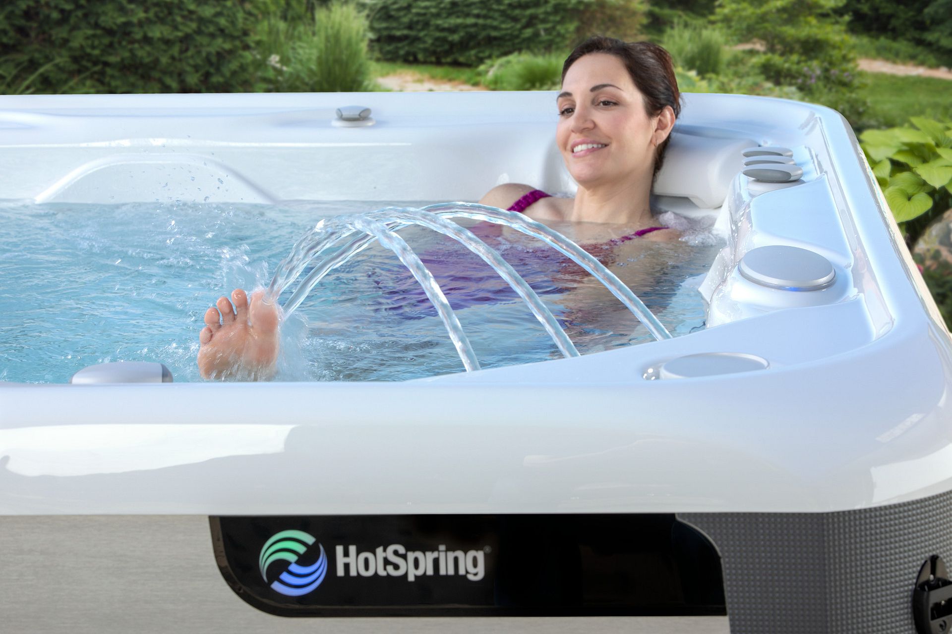HotSpring Highlife Vanguard 2019 Woman Relaxing 01